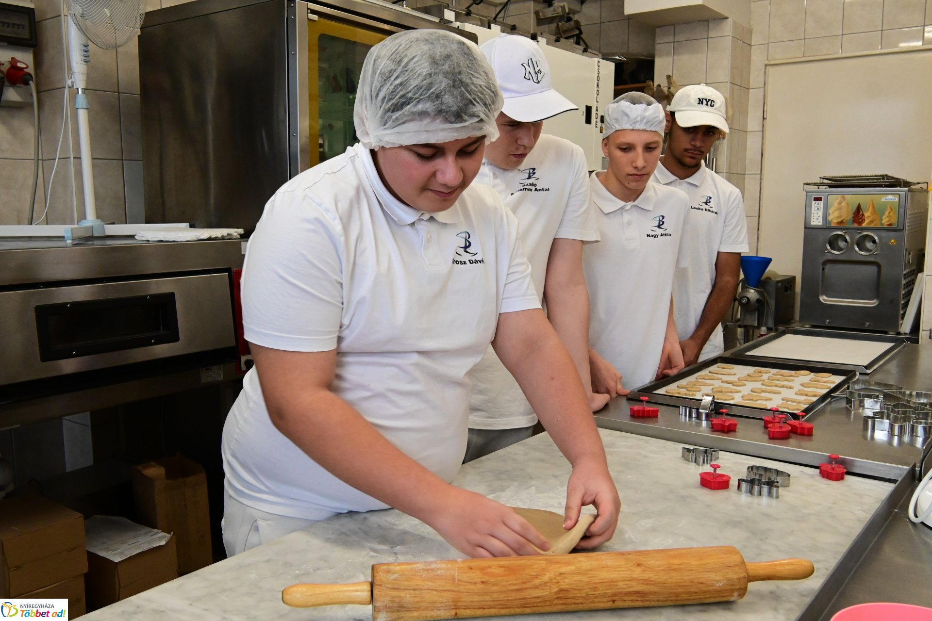 Mézeskalács készül a Sipkay cukrászműhelyében