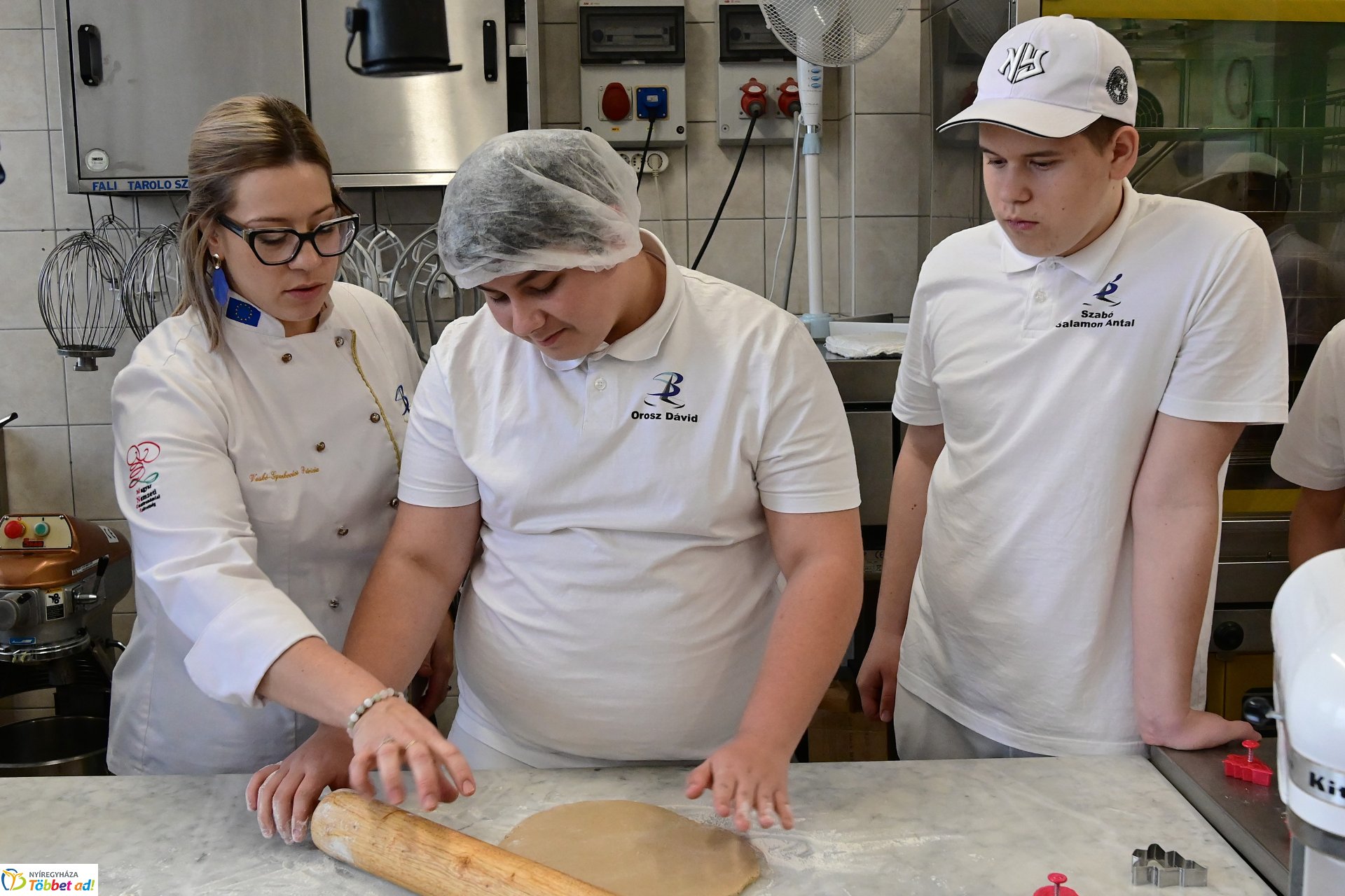 Mézeskalács készül a Sipkay cukrászműhelyében