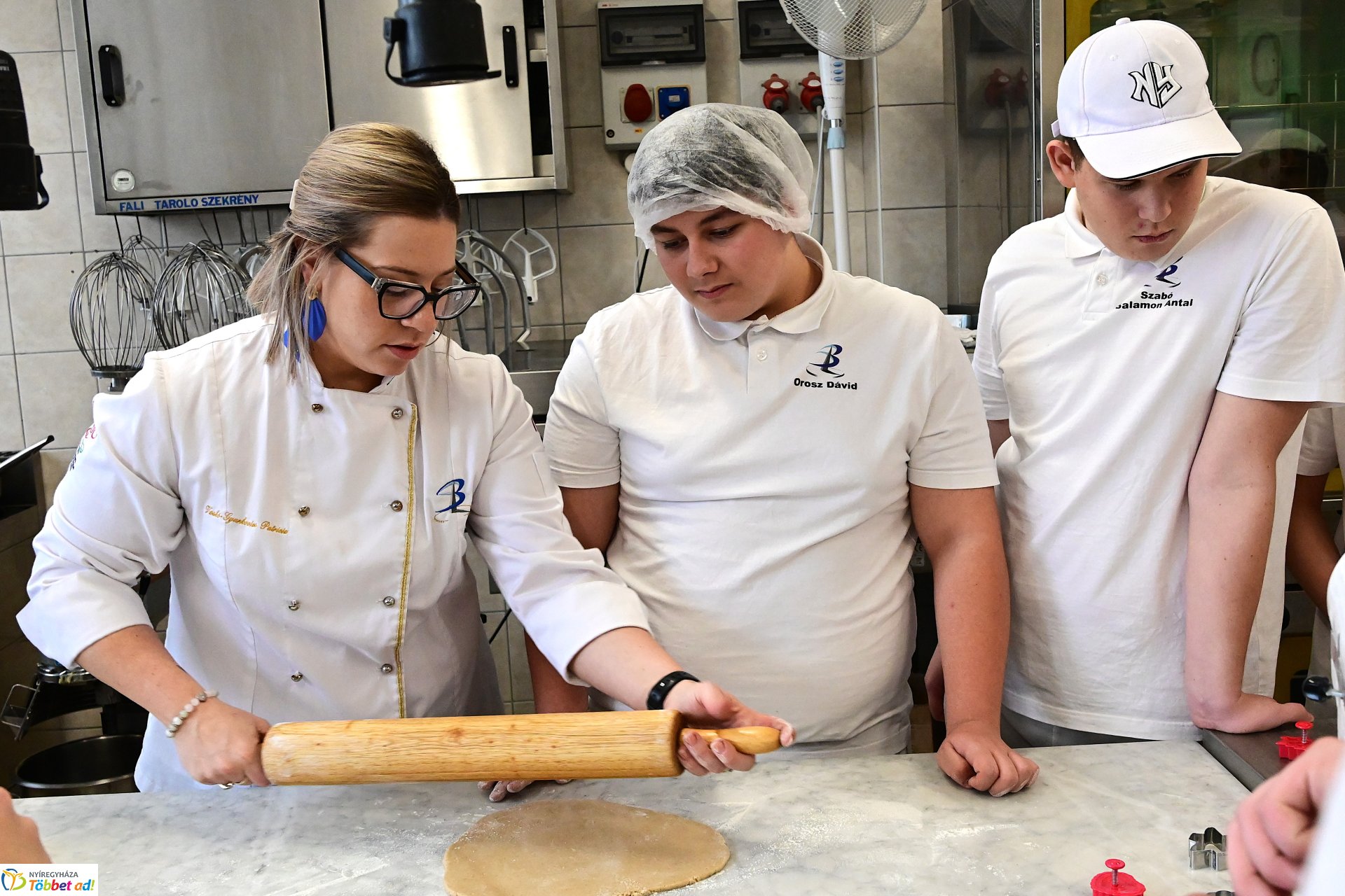 Mézeskalács készül a Sipkay cukrászműhelyében