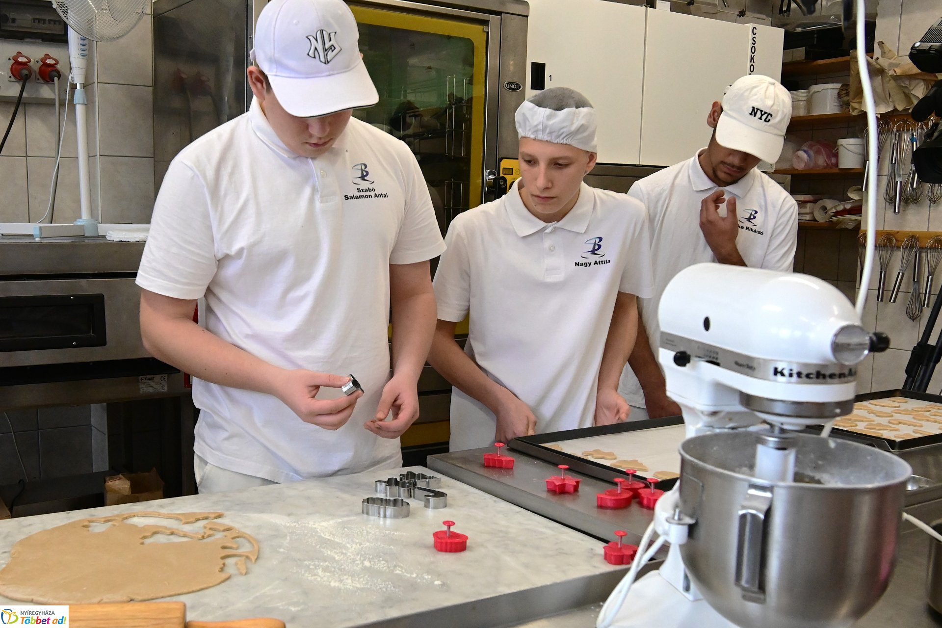 Mézeskalács készül a Sipkay cukrászműhelyében