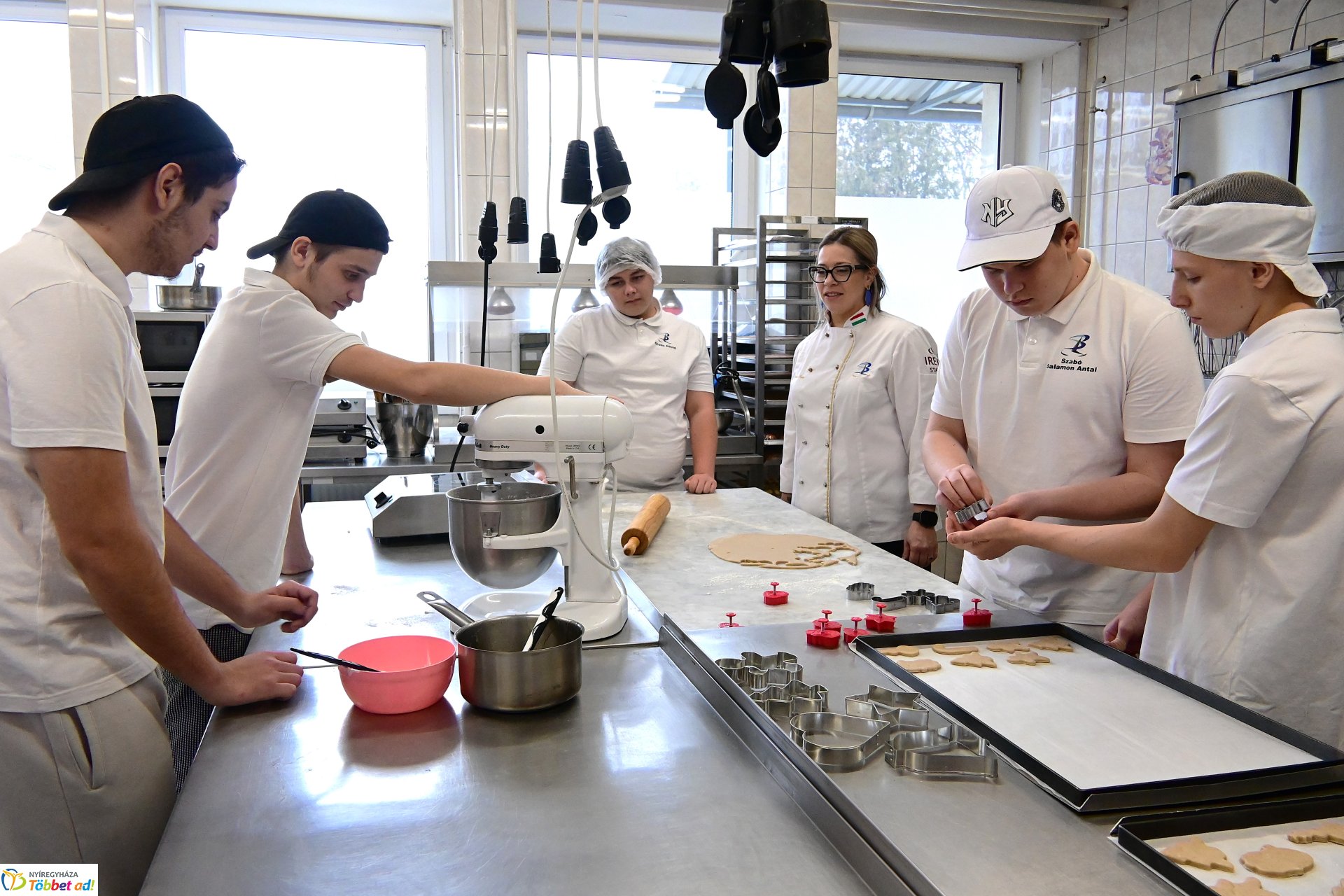 Mézeskalács készül a Sipkay cukrászműhelyében
