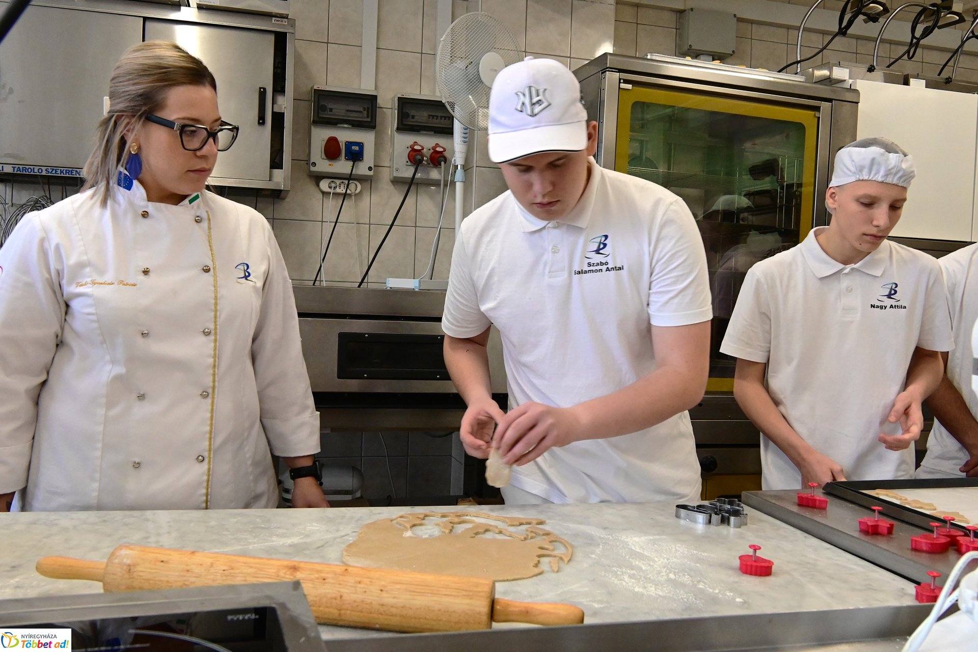Mézeskalács készül a Sipkay cukrászműhelyében