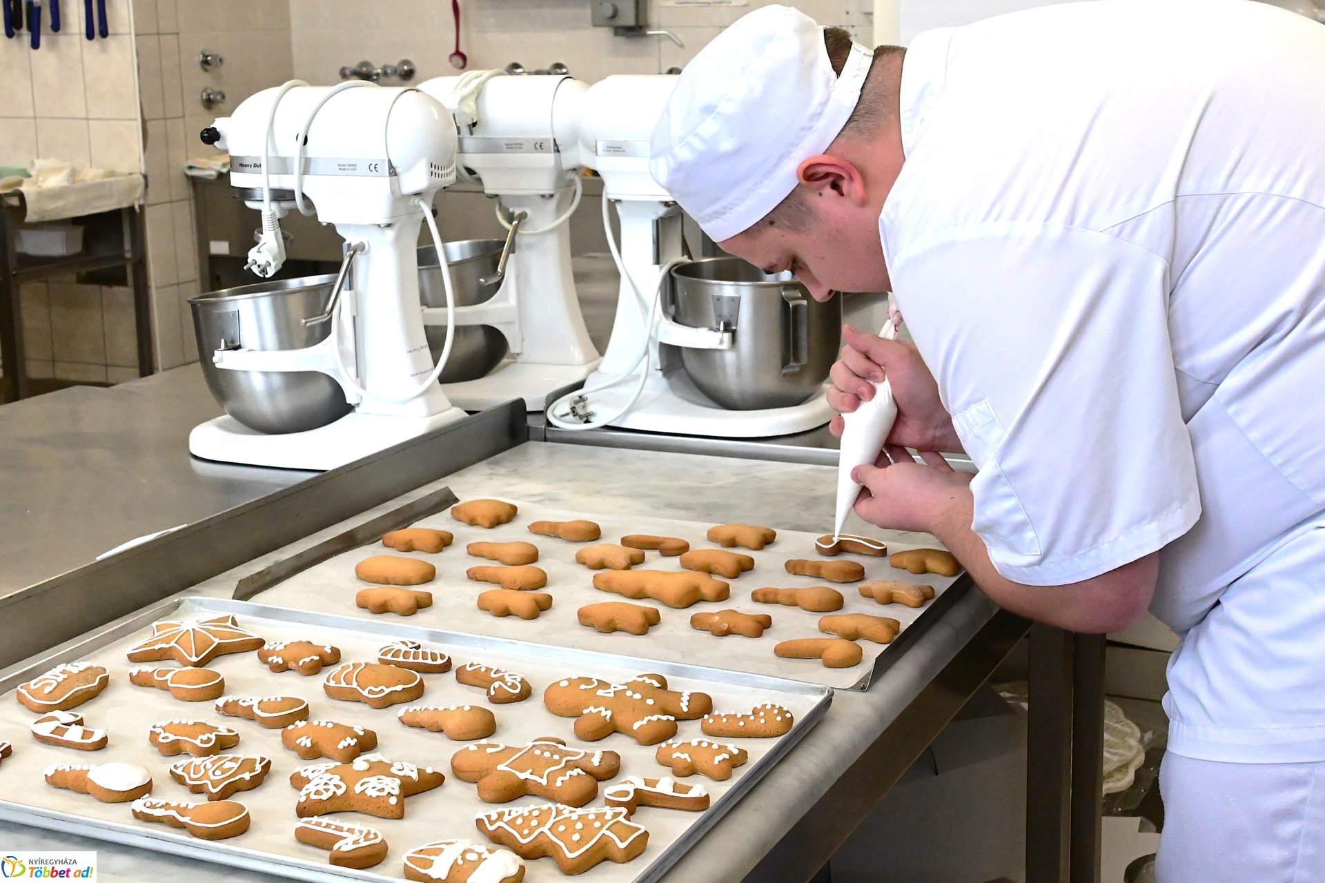 Mézeskalács készül a Sipkay cukrászműhelyében
