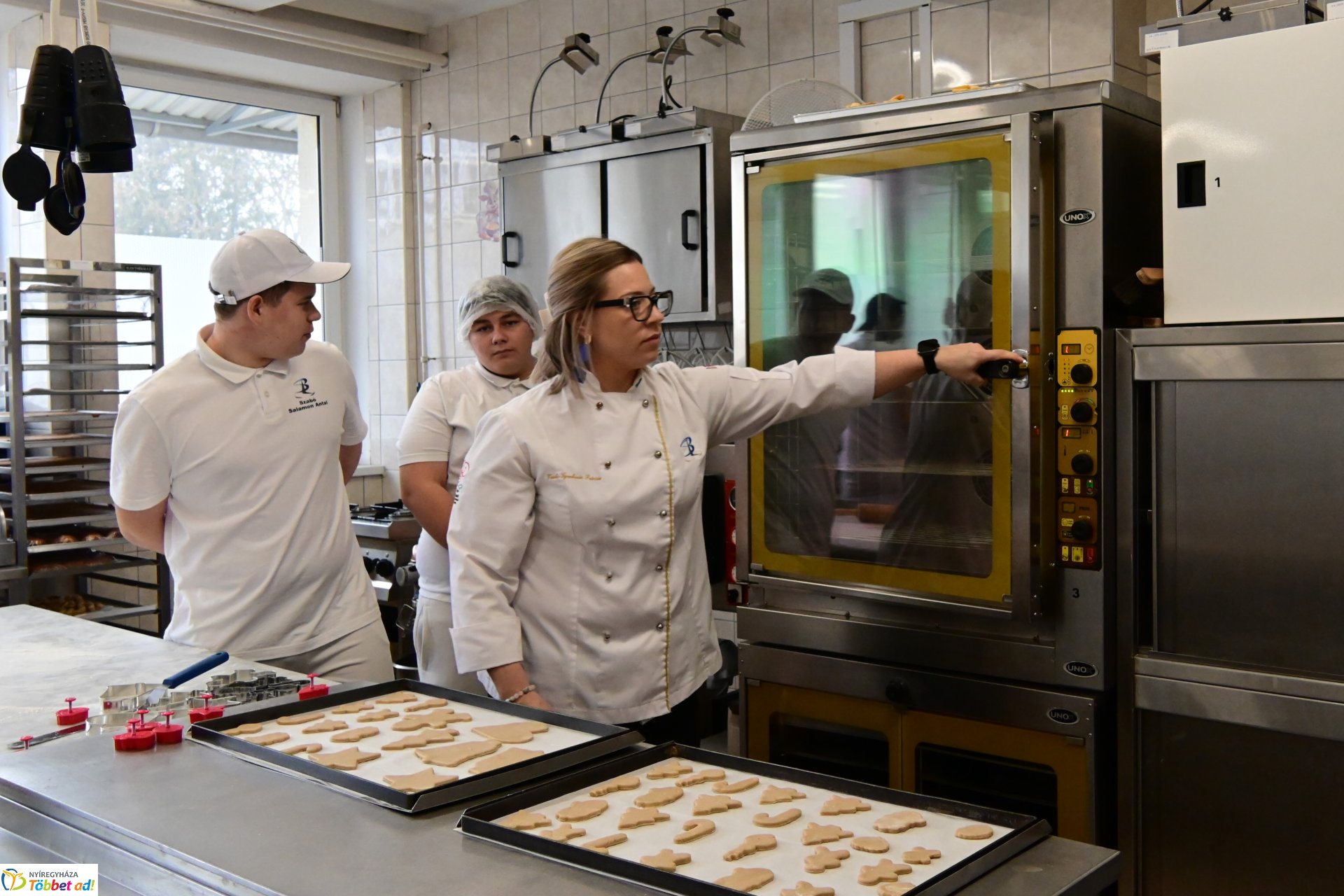 Mézeskalács készül a Sipkay cukrászműhelyében
