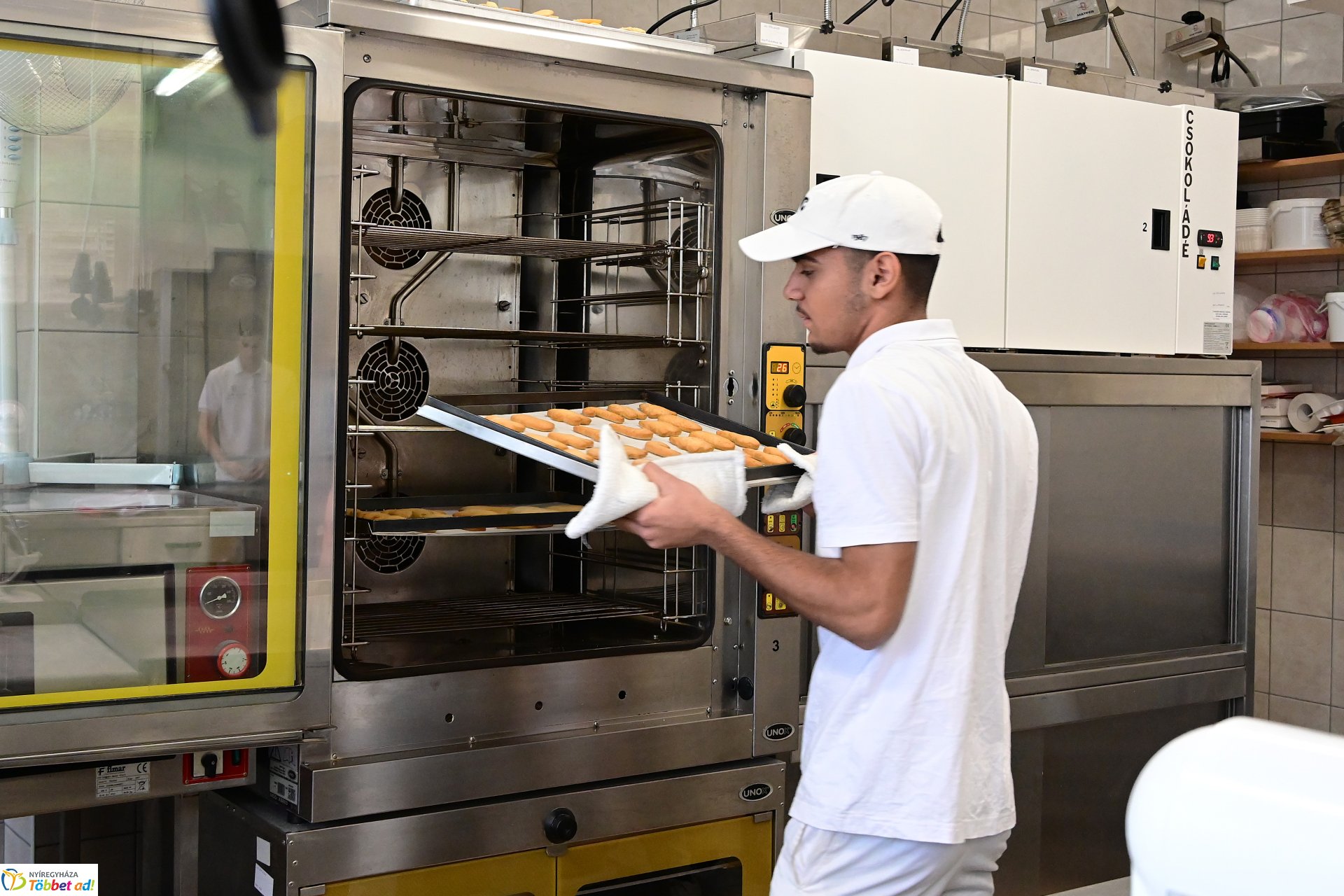 Mézeskalács készül a Sipkay cukrászműhelyében