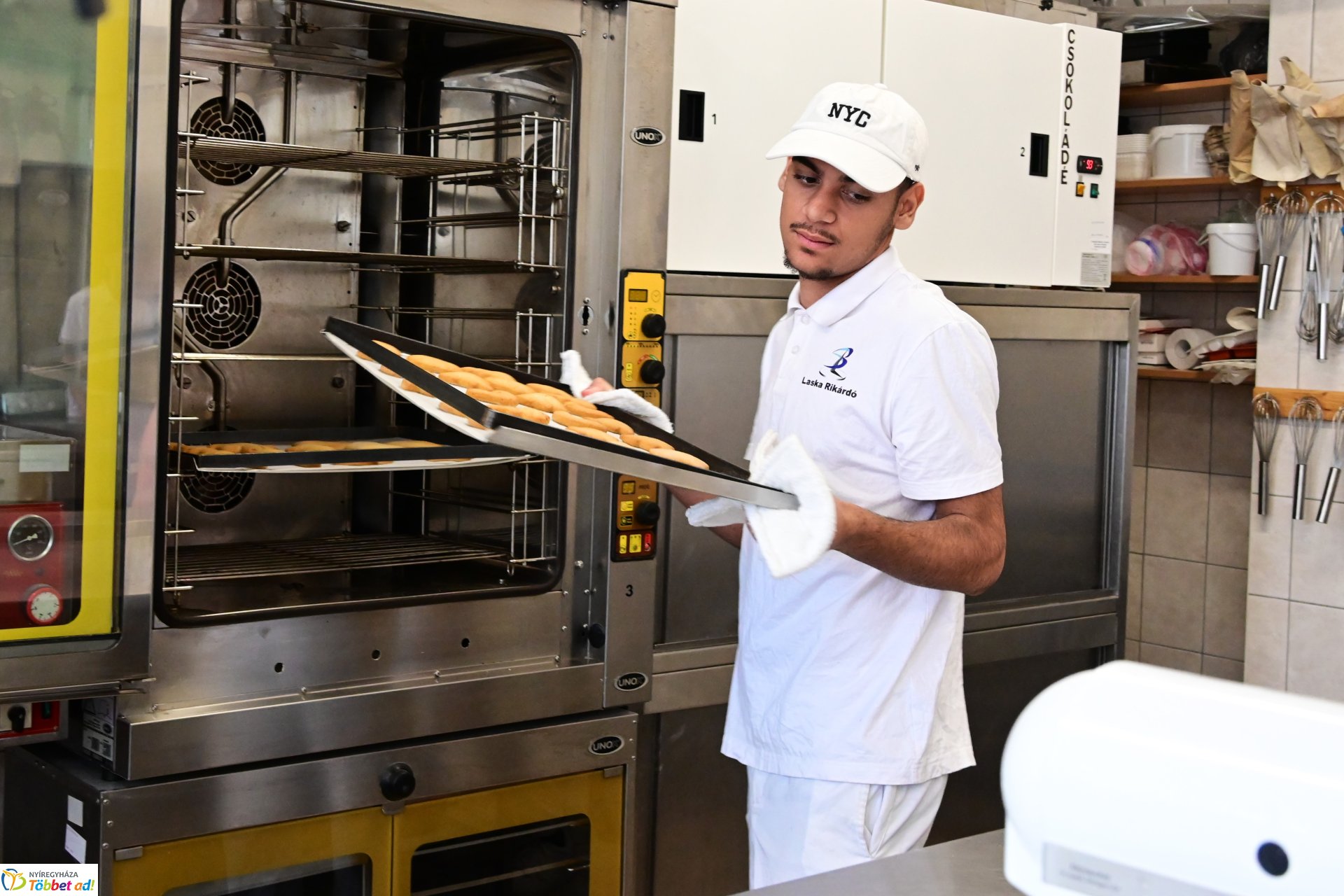 Mézeskalács készül a Sipkay cukrászműhelyében