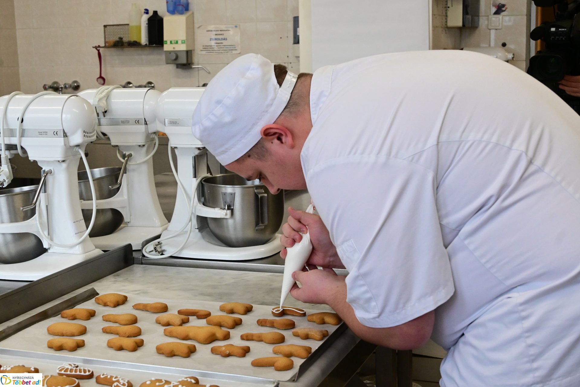 Mézeskalács készül a Sipkay cukrászműhelyében