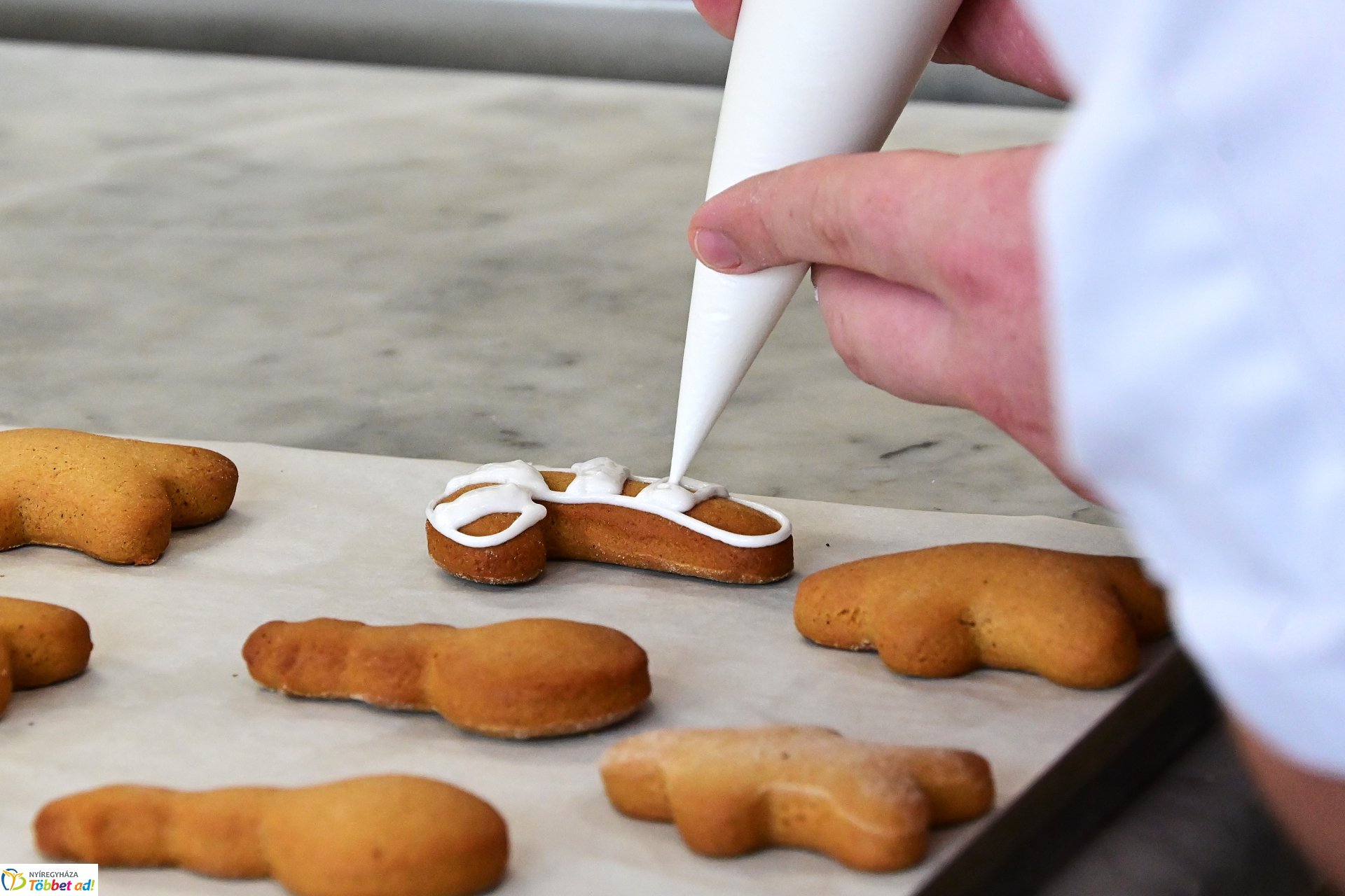 Mézeskalács készül a Sipkay cukrászműhelyében