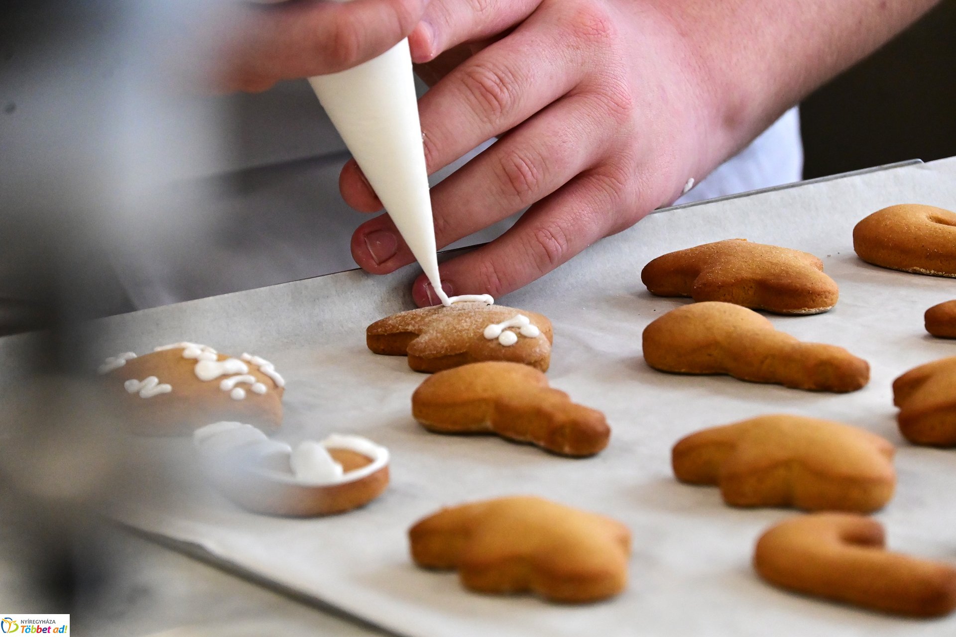 Mézeskalács készül a Sipkay cukrászműhelyében