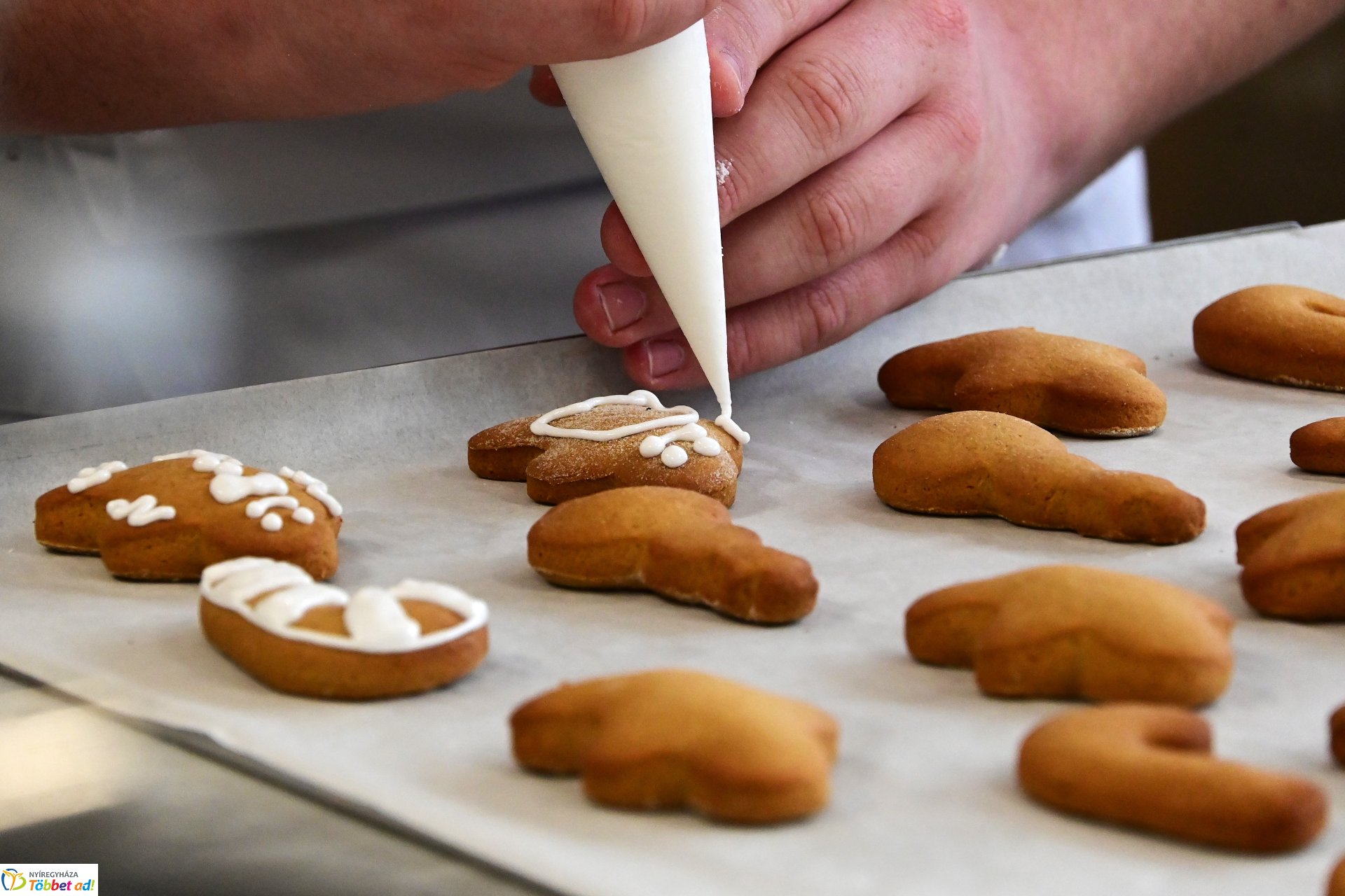 Mézeskalács készül a Sipkay cukrászműhelyében