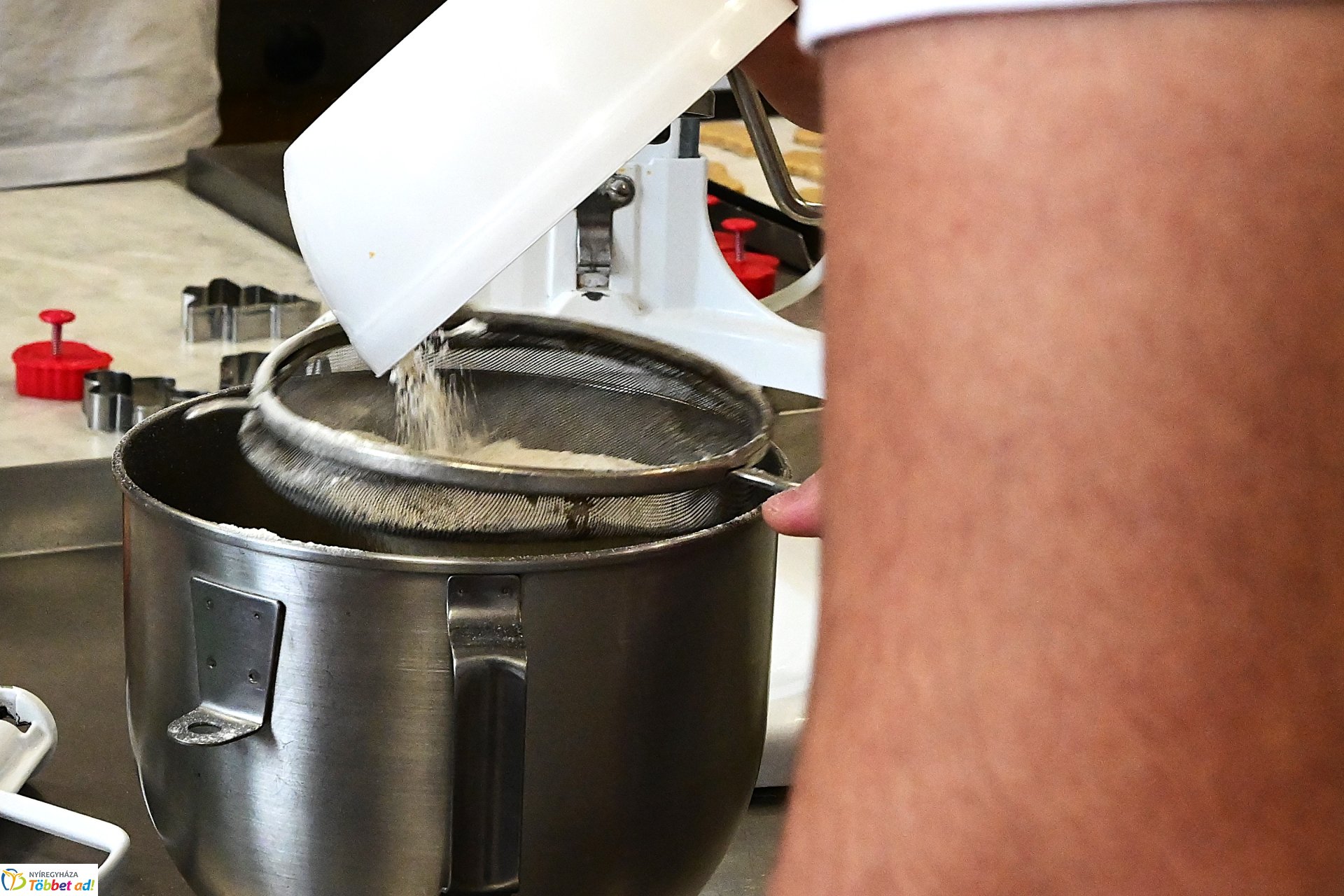 Mézeskalács készül a Sipkay cukrászműhelyében