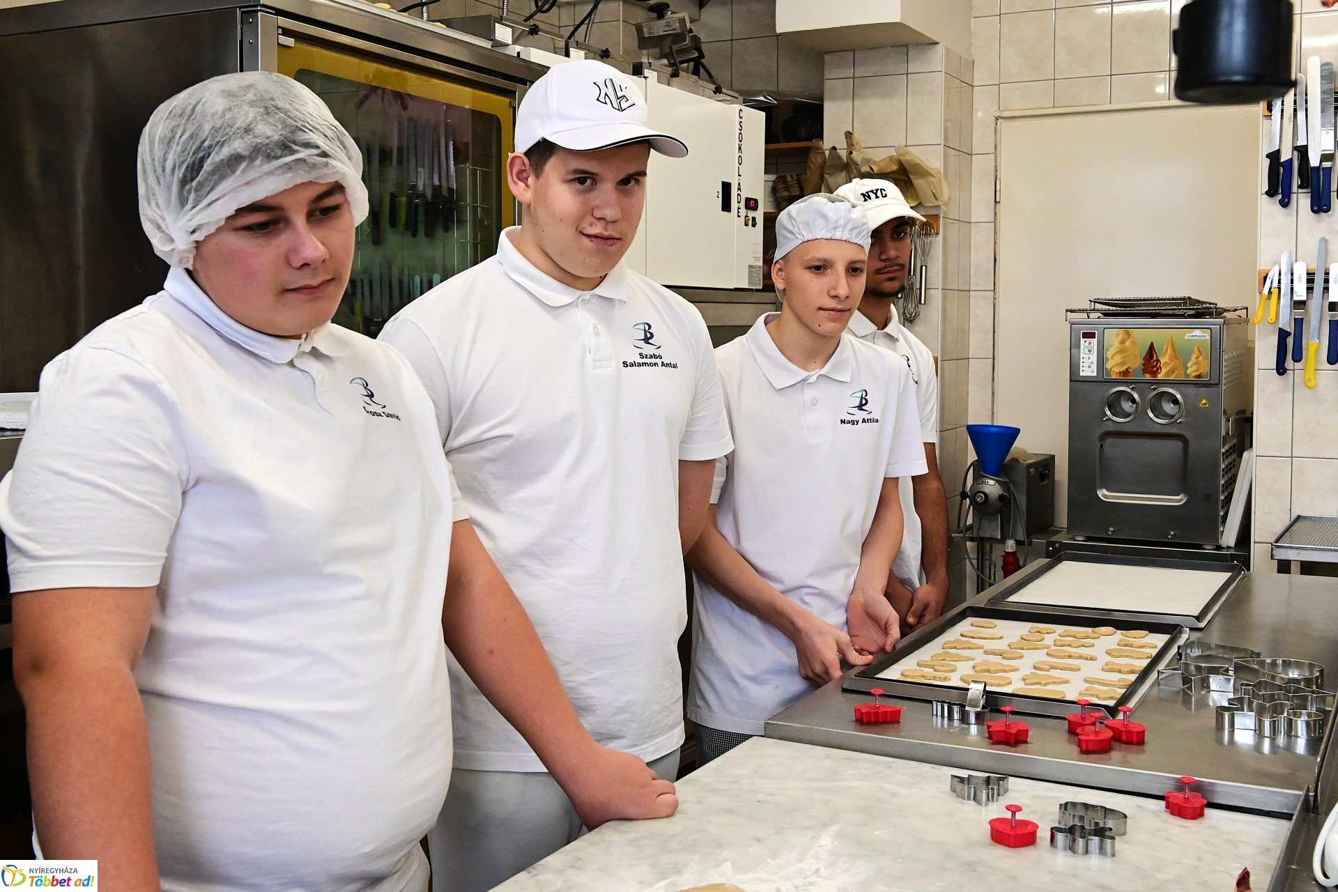 Mézeskalács készül a Sipkay cukrászműhelyében