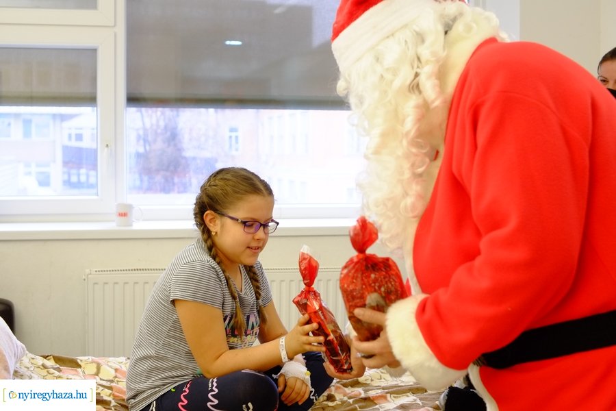 Mikulás a gyermekosztályon 2022