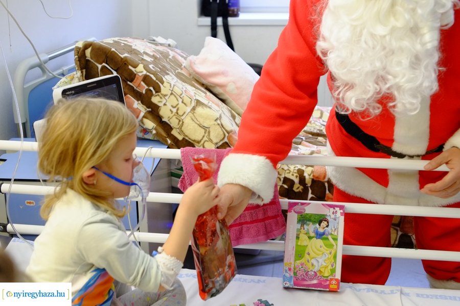 Mikulás a gyermekosztályon 2022