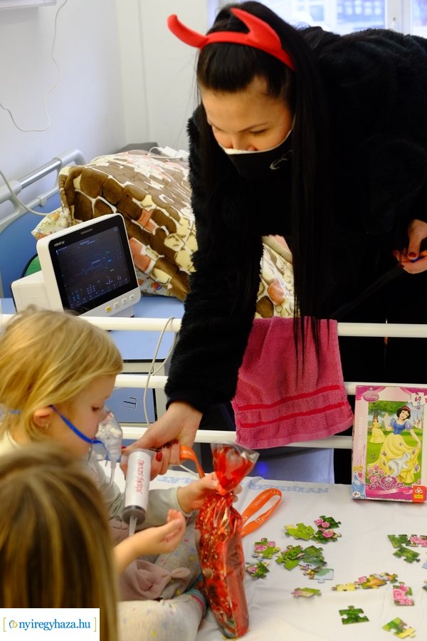 Mikulás a gyermekosztályon 2022