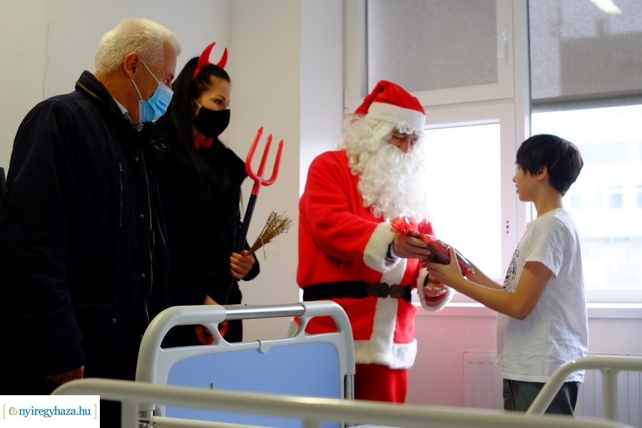 Mikulás a gyermekosztályon 2022
