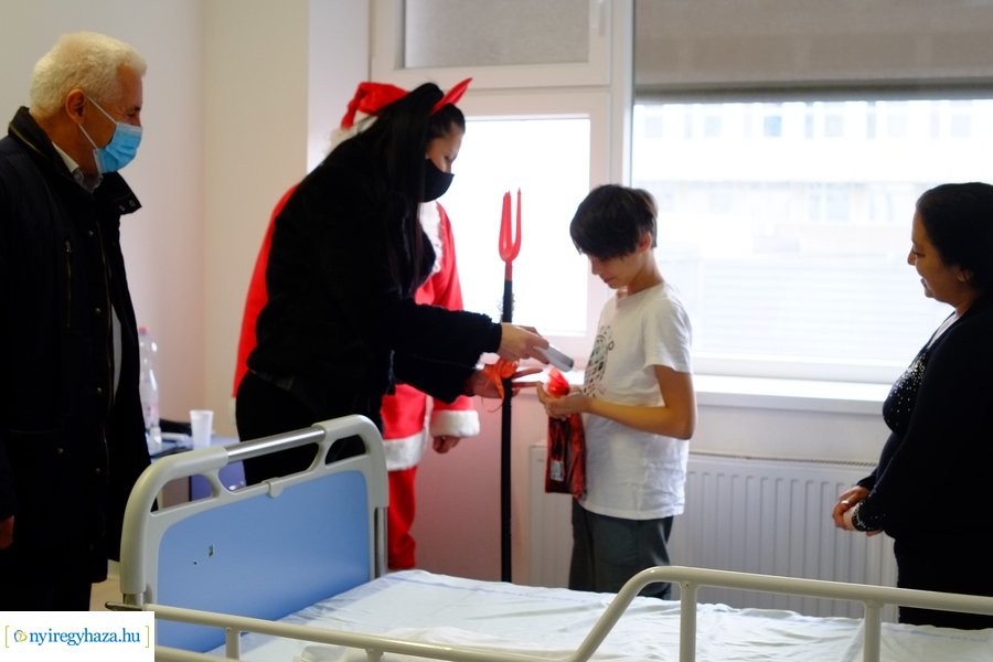 Mikulás a gyermekosztályon 2022