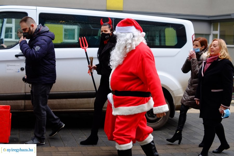 Mikulás a gyermekosztályon 2022