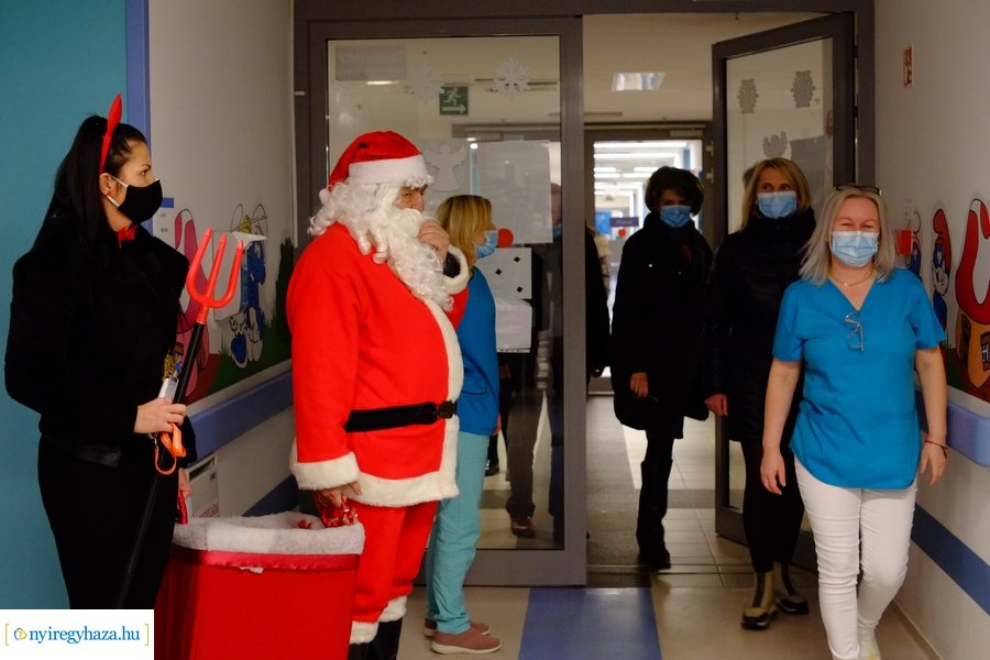 Mikulás a gyermekosztályon 2022