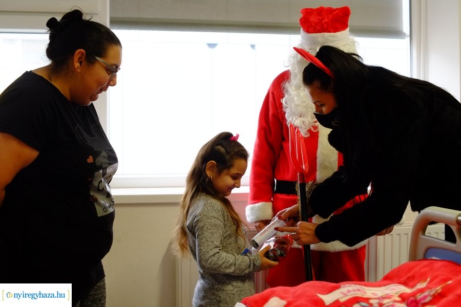 Mikulás a gyermekosztályon 2022