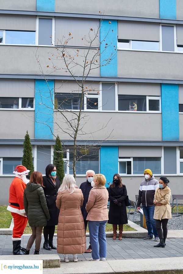 Mikulás érkezett a gyerekosztályra