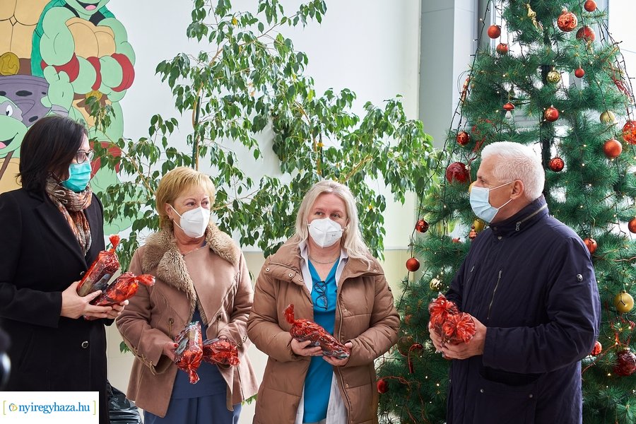 Mikulás érkezett a gyerekosztályra