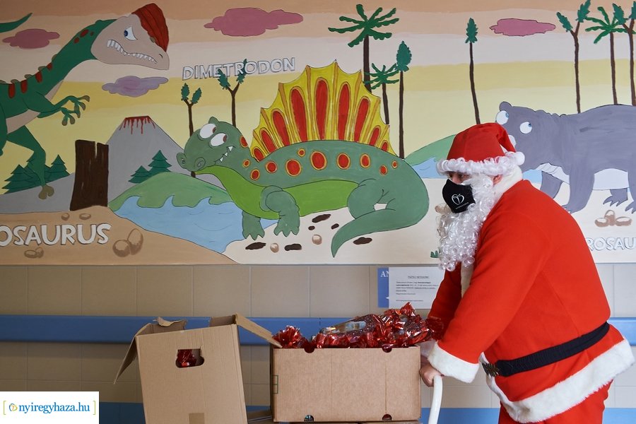 Mikulás érkezett a gyerekosztályra