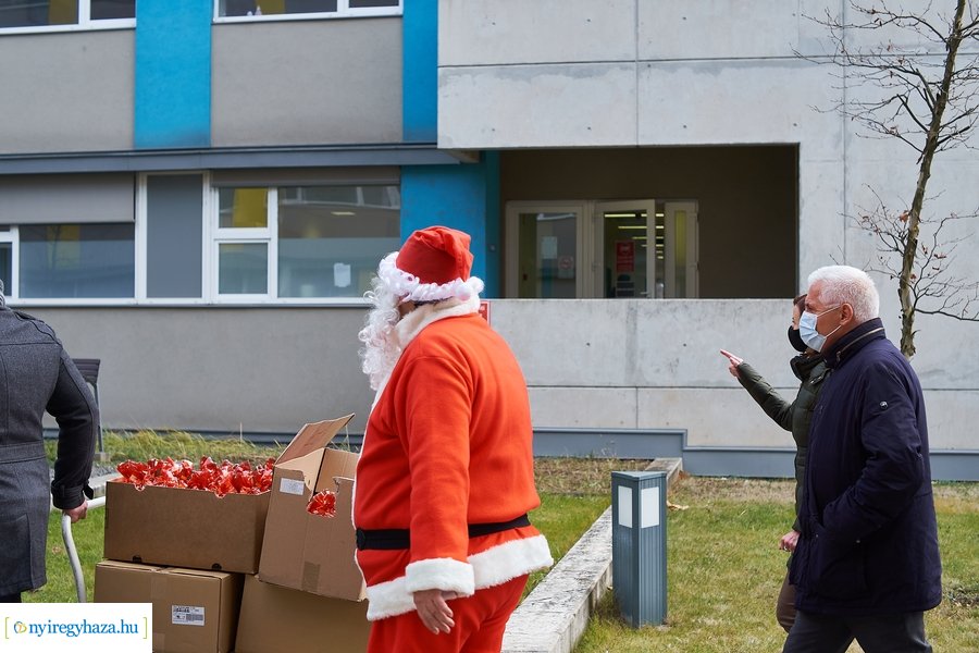 Mikulás érkezett a gyerekosztályra