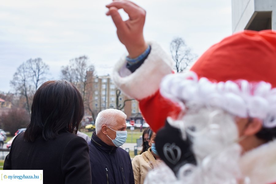 Mikulás érkezett a gyerekosztályra