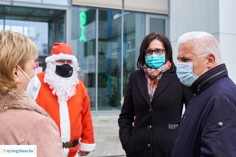 Mikulás érkezett a gyerekosztályra