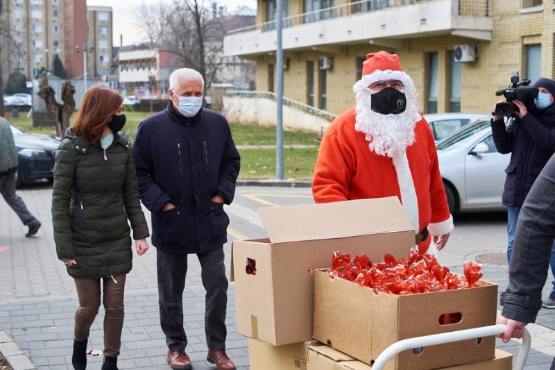 Mikulás érkezett a gyerekosztályra