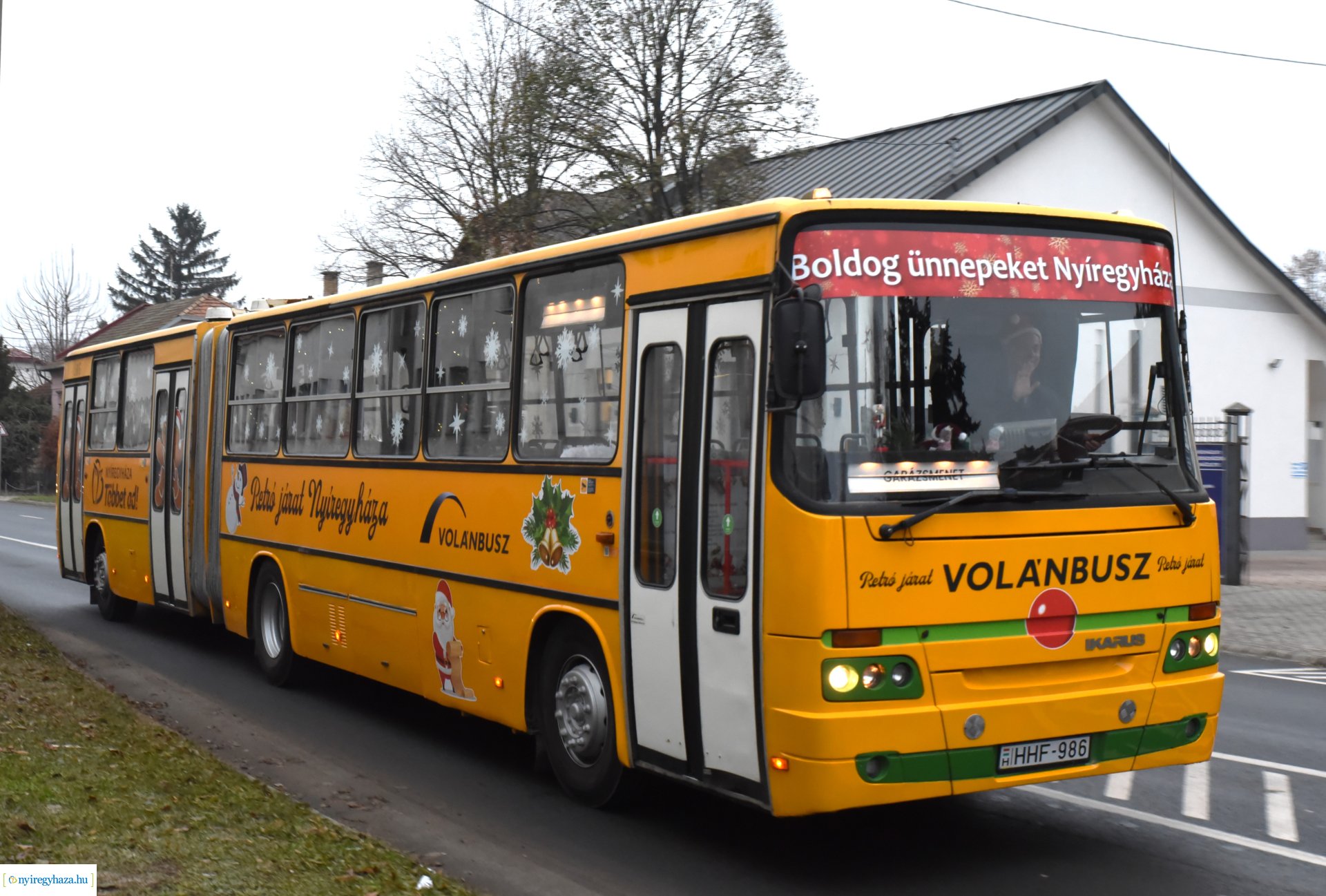 Mikulás utazott  a karácsonyi retró járaton