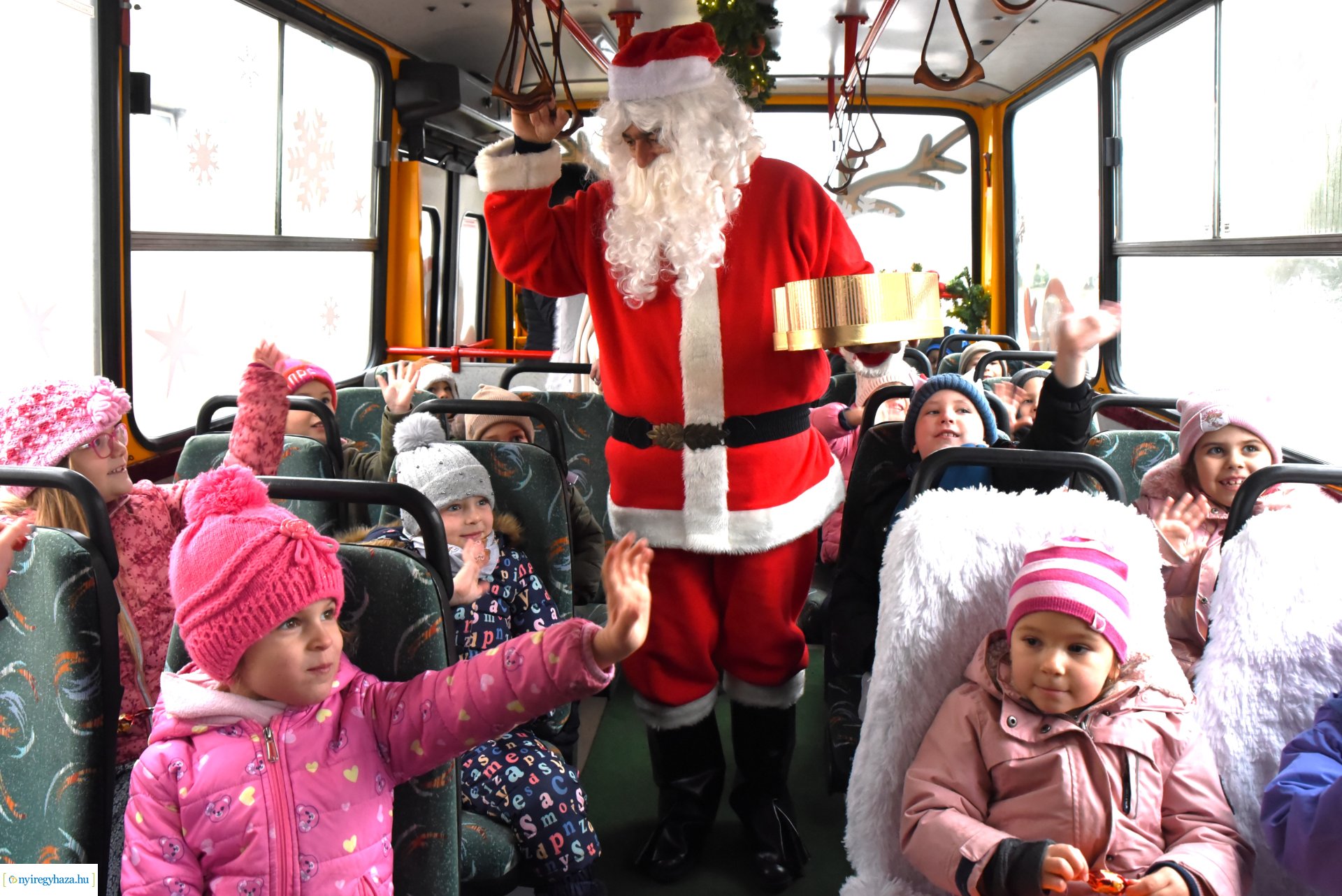 Mikulás utazott  a karácsonyi retró járaton
