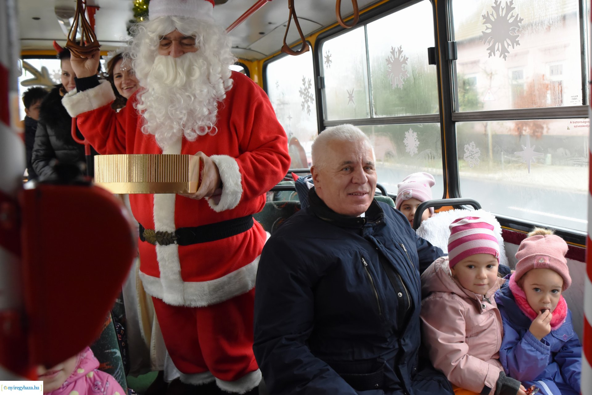 Mikulás utazott  a karácsonyi retró járaton