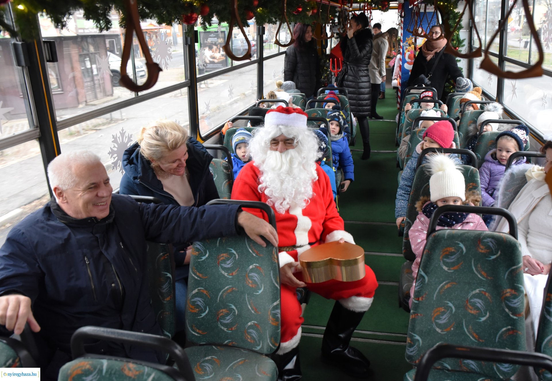 Mikulás utazott  a karácsonyi retró járaton