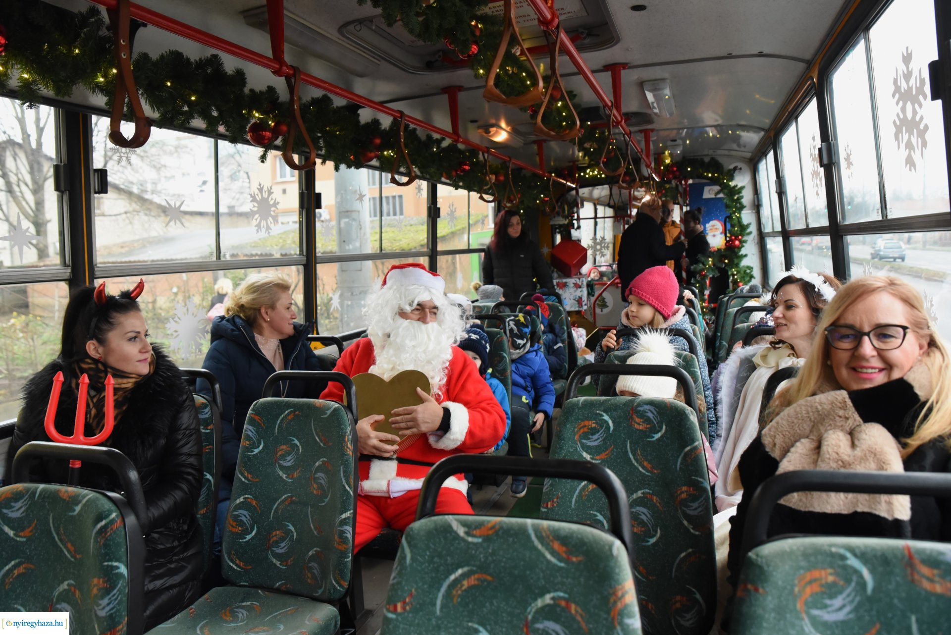 Mikulás utazott  a karácsonyi retró járaton