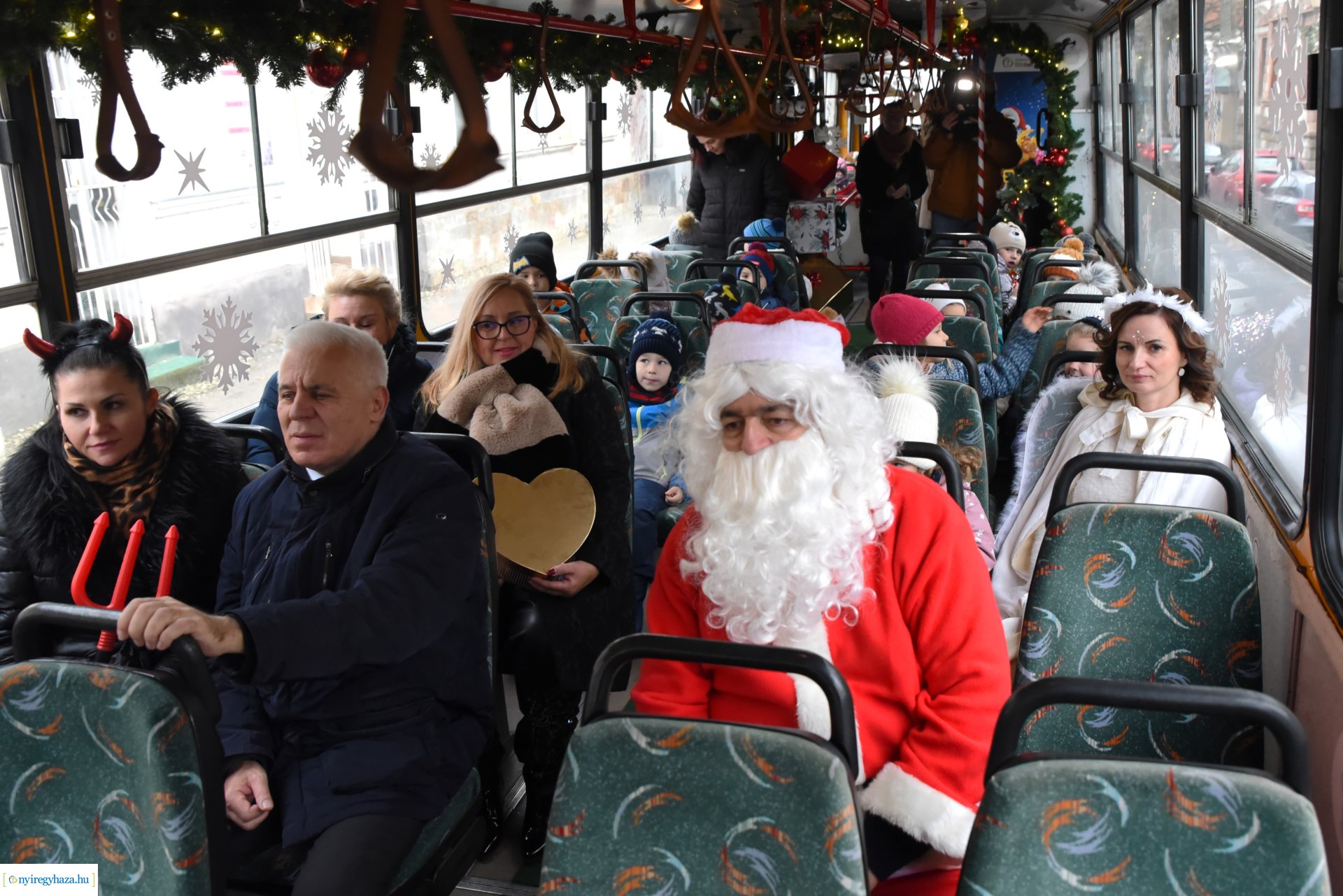 Mikulás utazott  a karácsonyi retró járaton