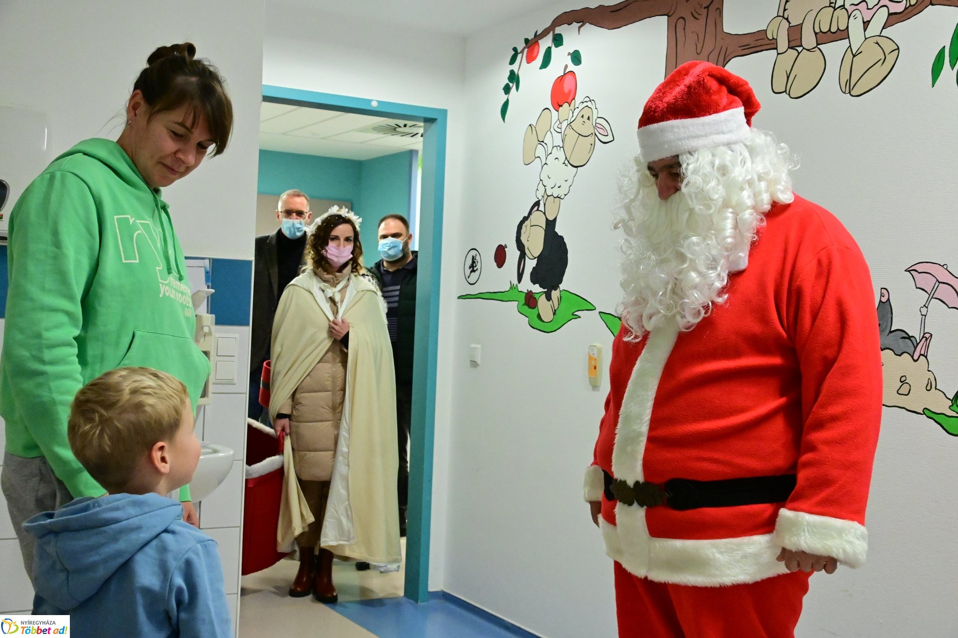 Mikulás látogatása a gyerekosztályon 2024