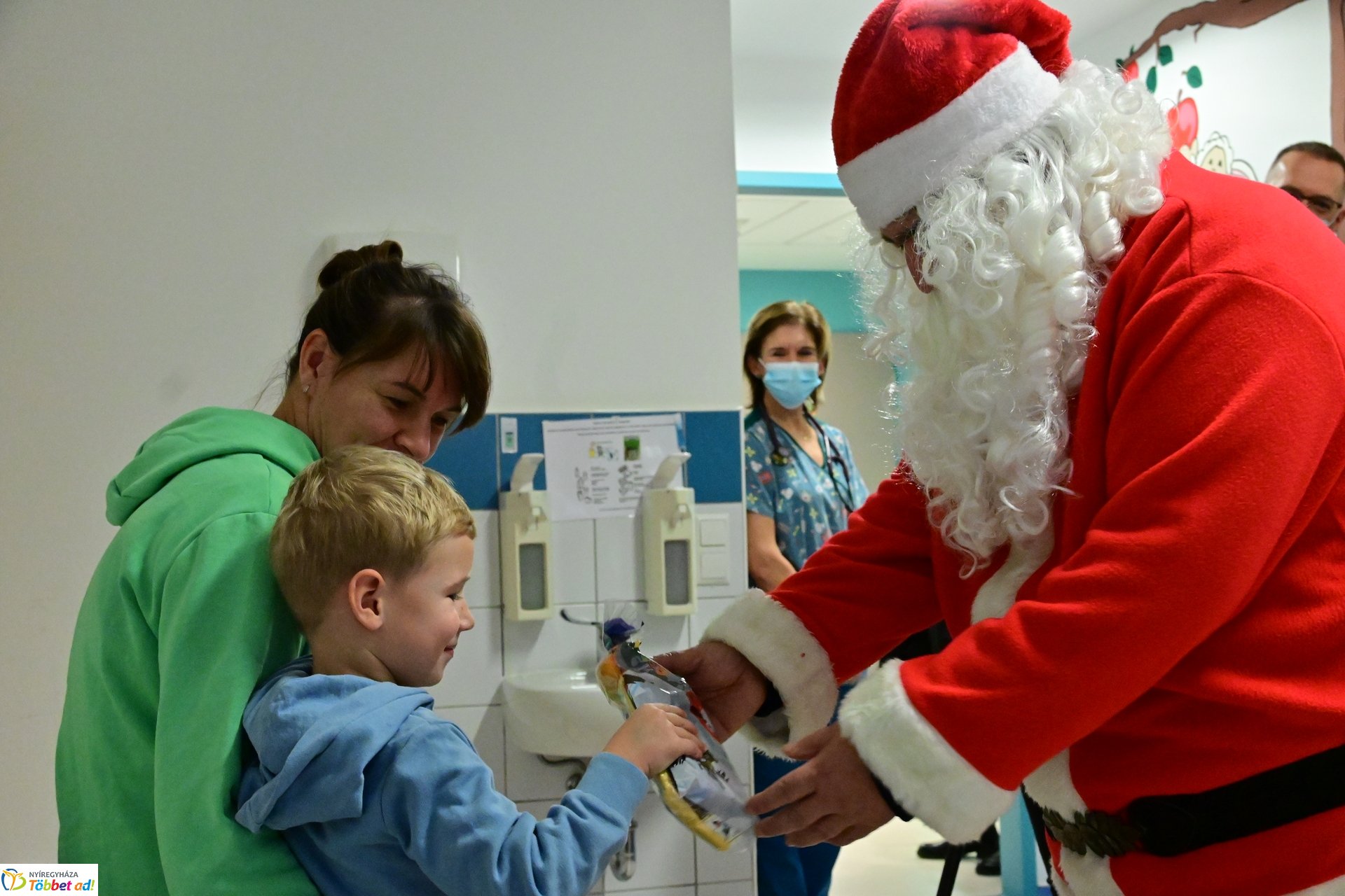 Mikulás látogatása a gyerekosztályon 2024