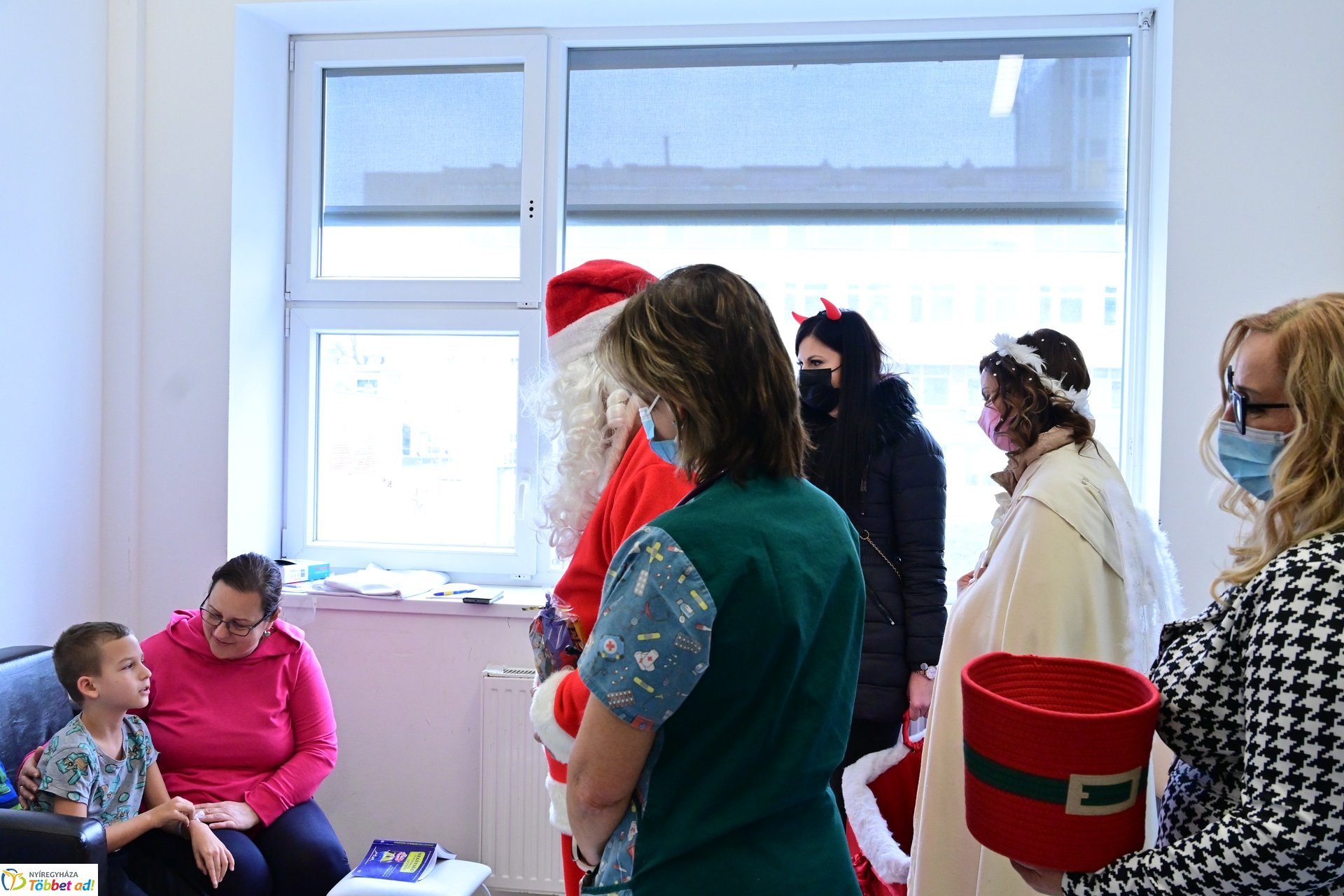 Mikulás látogatása a gyerekosztályon 2024