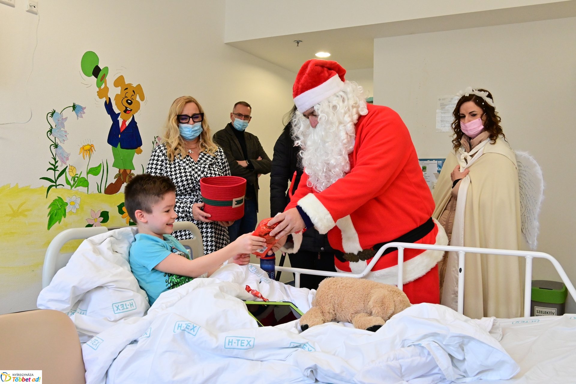 Mikulás látogatása a gyerekosztályon 2024