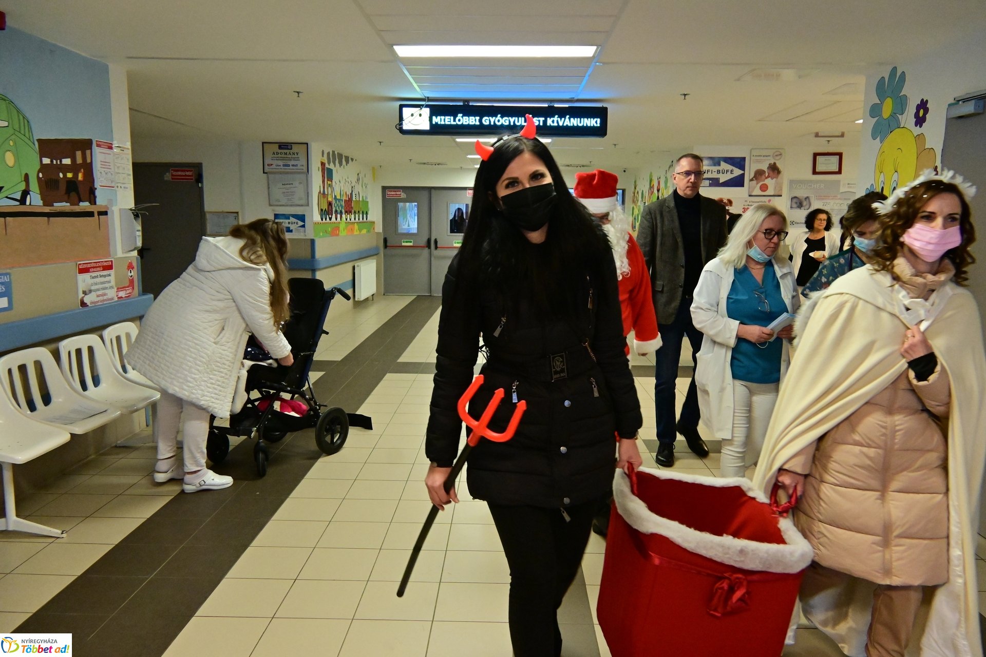 Mikulás látogatása a gyerekosztályon 2024