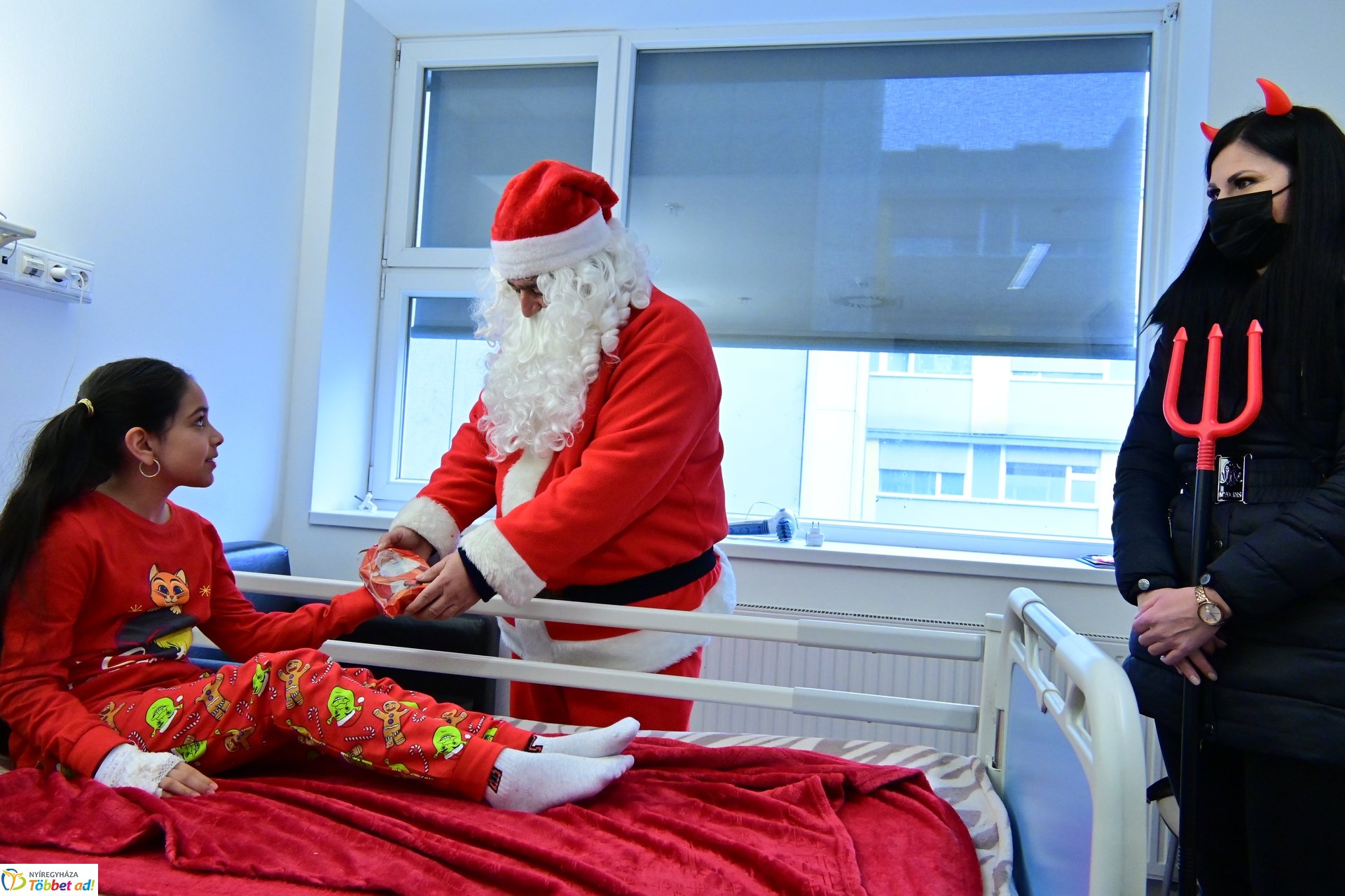 Mikulás látogatása a gyerekosztályon 2024