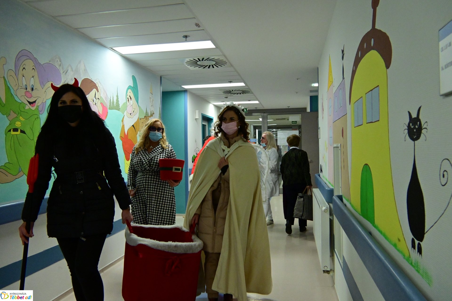 Mikulás látogatása a gyerekosztályon 2024