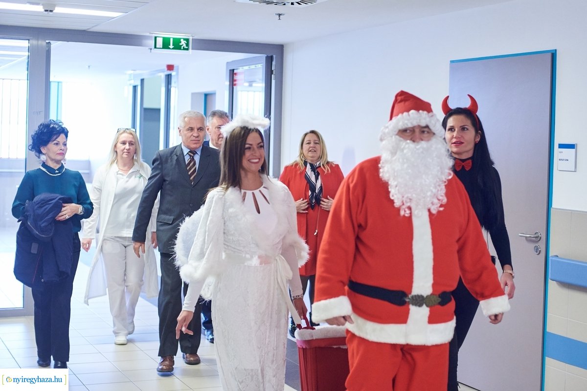 Mikulás látogatása a gyermekosztályon