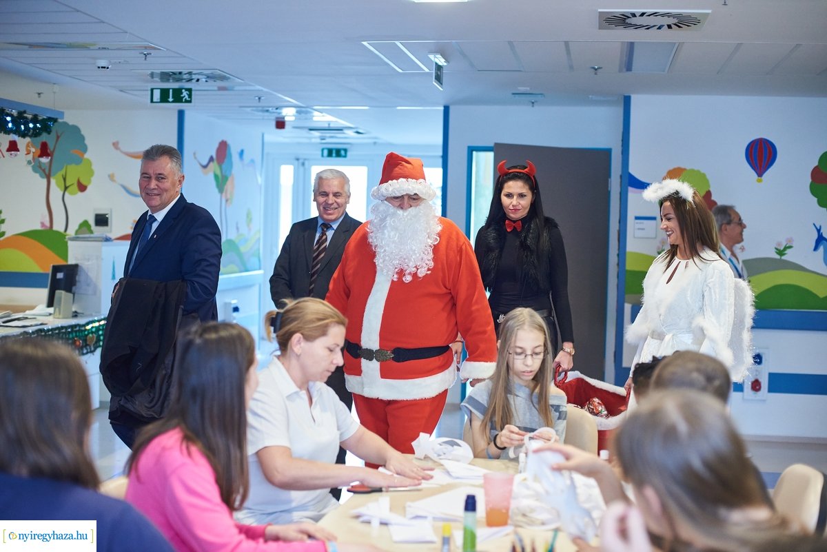 Mikulás látogatása a gyermekosztályon