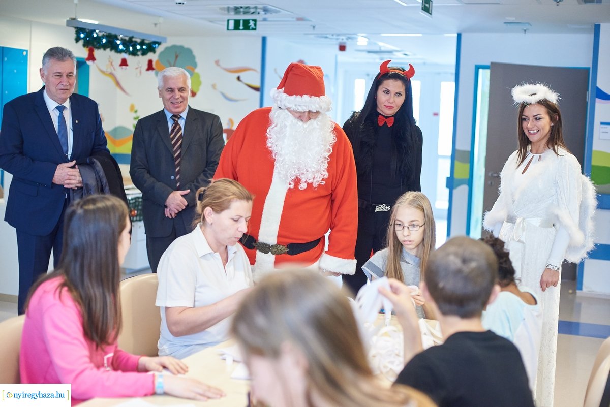 Mikulás látogatása a gyermekosztályon