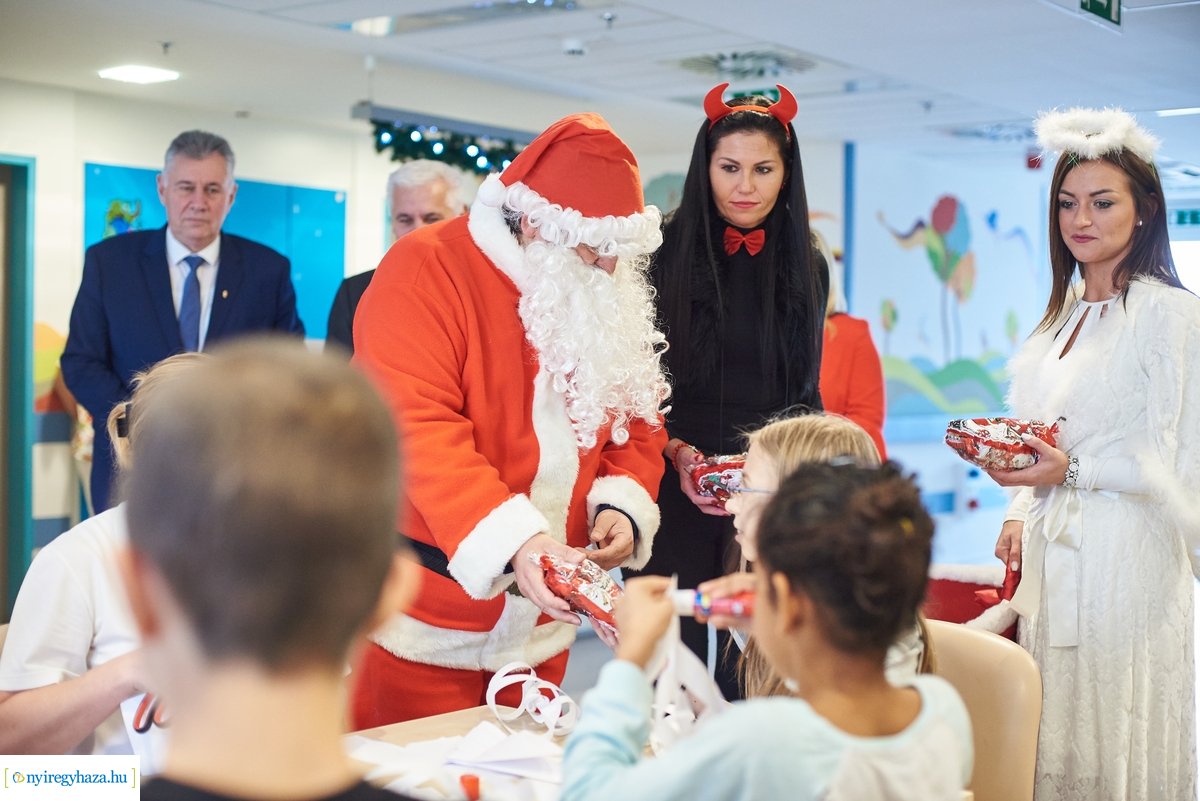 Mikulás látogatása a gyermekosztályon