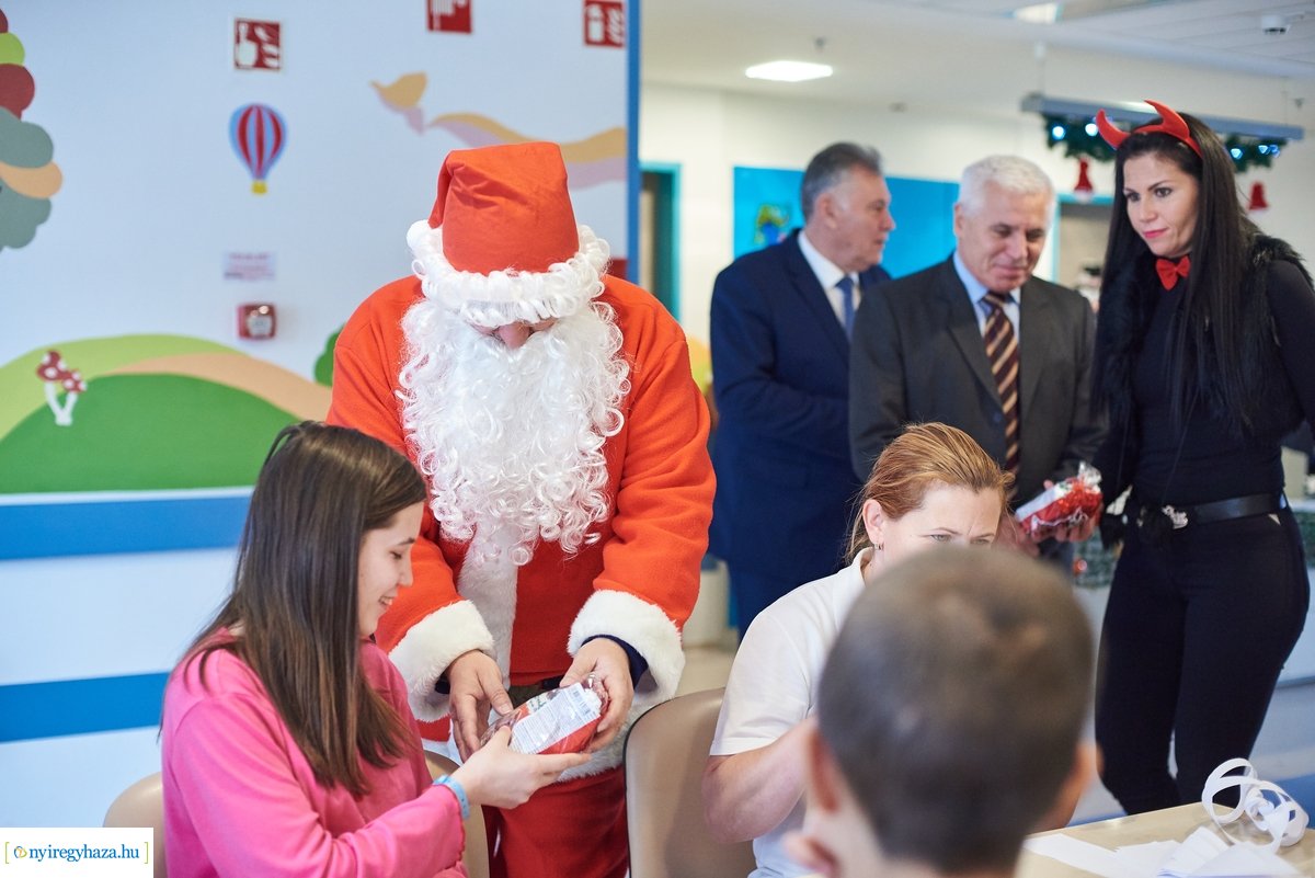 Mikulás látogatása a gyermekosztályon