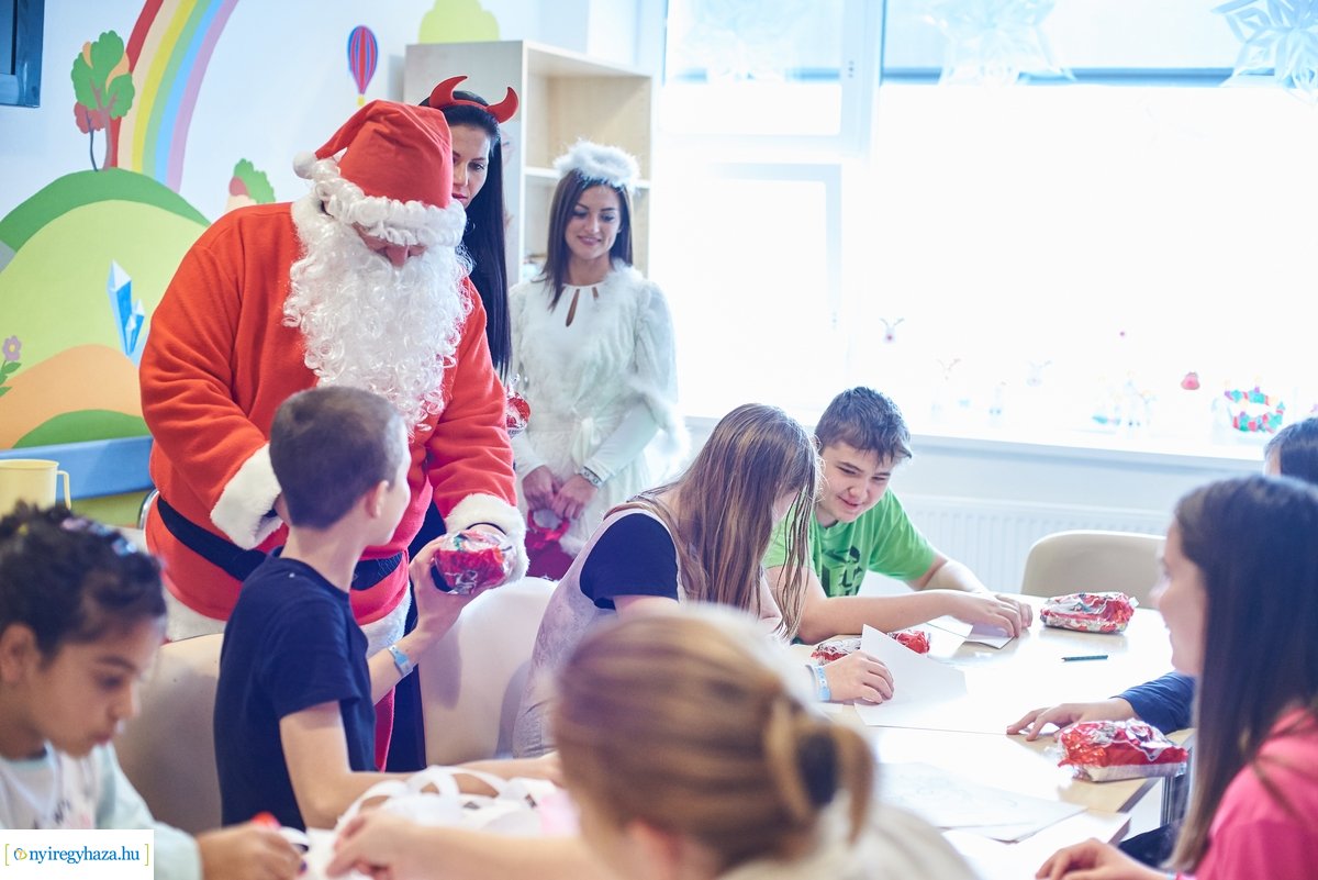 Mikulás látogatása a gyermekosztályon